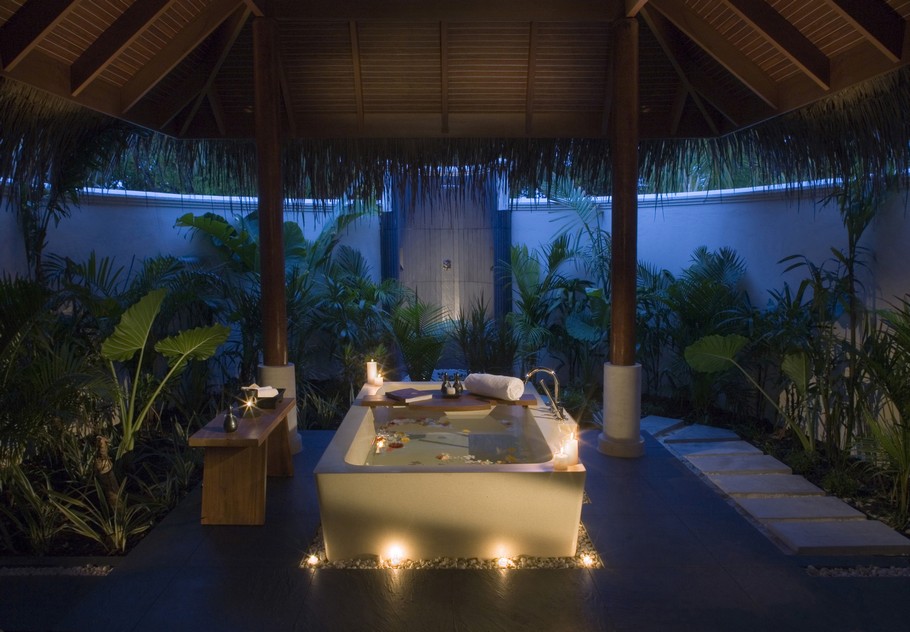 relaxing-atmosphere-in-a-romantic-bathtub