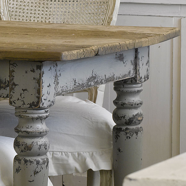 shabby chic trend_worn table